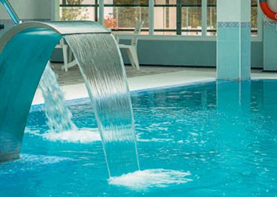 Piscina con cascada de agua del hotel de Marbella