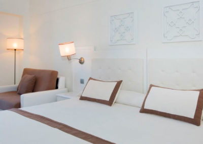Habitación con cama de matrimonio del Hotel Iberostar Isla Canela 4*
