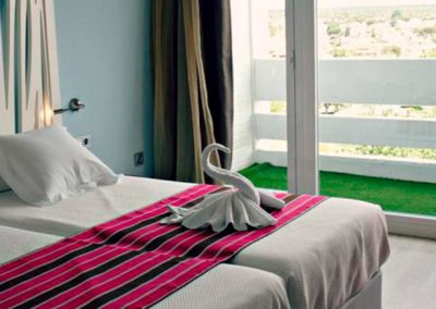 Habitación doble, dos camas del Hotel Flamero en Matalascañas