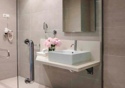 Baño adaptado de habitación en Hotel Mossaic 4*en Ho