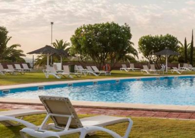 VIstas desde la piscina del Vista del hotel y de la piscina del Habitacion doble del Hotel Ilunion Alcora Sevilla