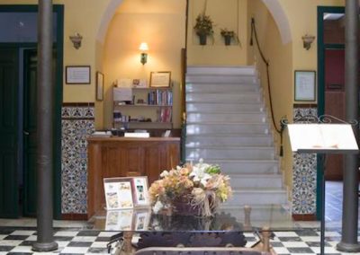 Recepción del Hotel Soterraña en Madroñera
