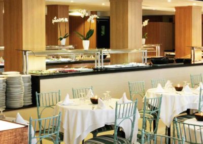 Comedor con el buffet servido en Hotel Guitart Golden Central