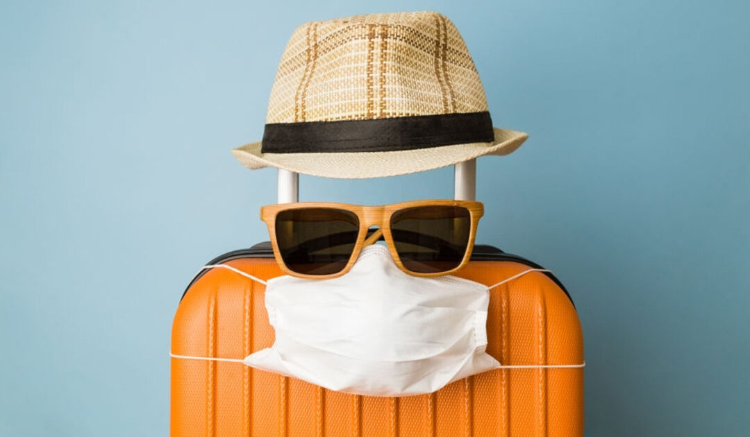 Consejos de seguridad para viajar COVID - Maleta con sombrero, gafas de sol y máscara