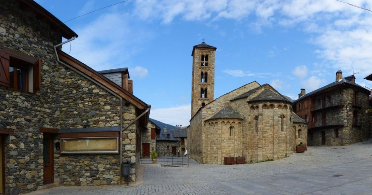 La Iglesia de Santa María en Taüll pertenece al conjunto arquitectónico de iglesias románicas en Cataluña