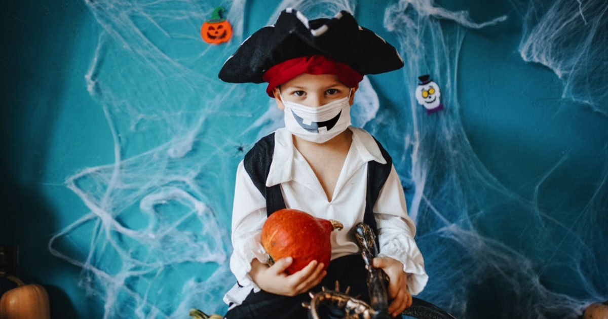 Niño disfrazado para celebrar tradición de Halloween 2020