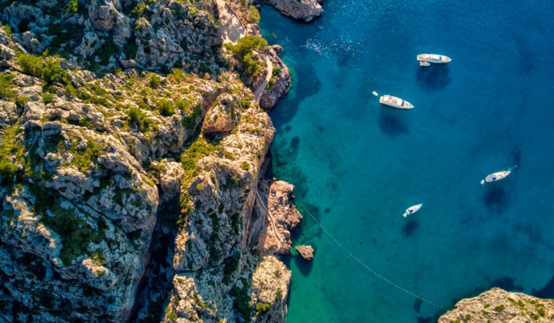La playa de Sa Calobra en Mallorca es un excelente destino ecoturístico.