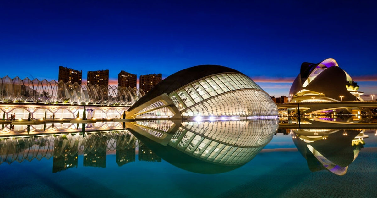 Iluminación de la Ciudad de las artes y las Ciencias en Valencia