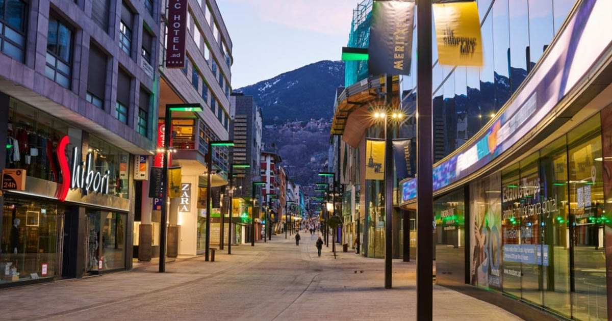 Avenida Meritxell el principal centro turístico del comercio en Andorra