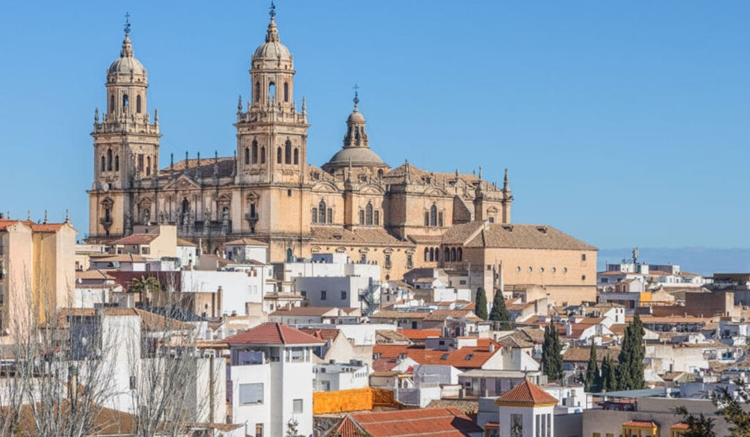 Techos invernales de la ciudad y la Catedral en Jaén, Andalucía