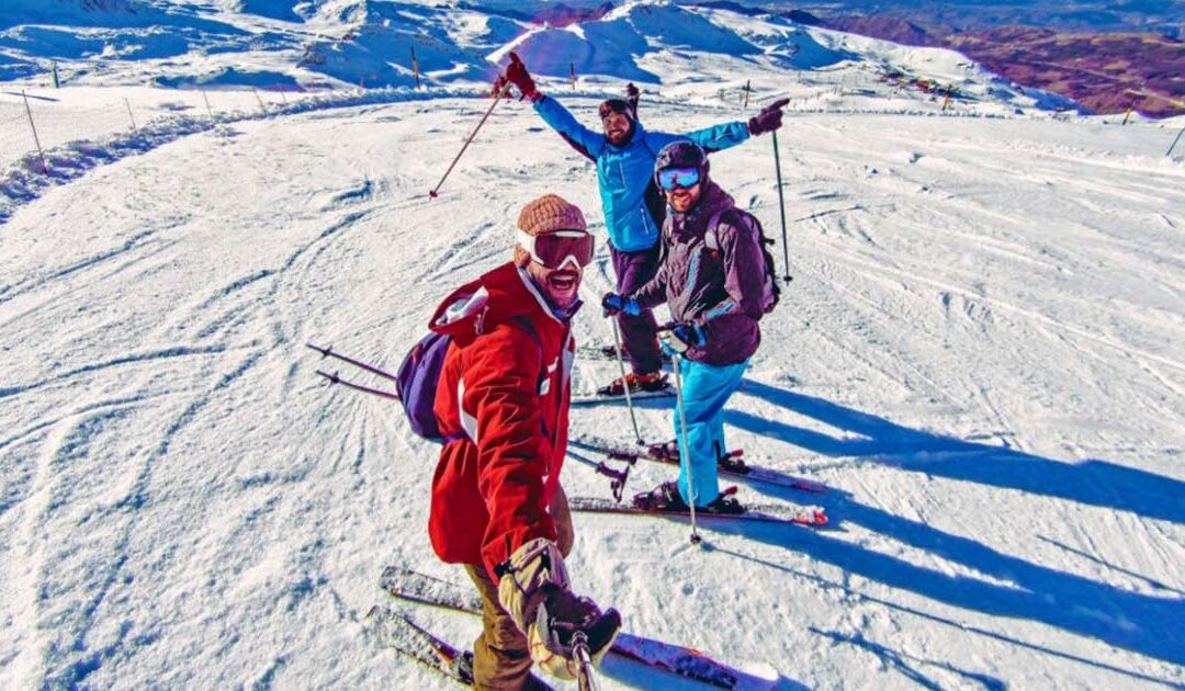 Practicando esquí con tus amigos y disfruta de la nieve en el puente de diciembre en España