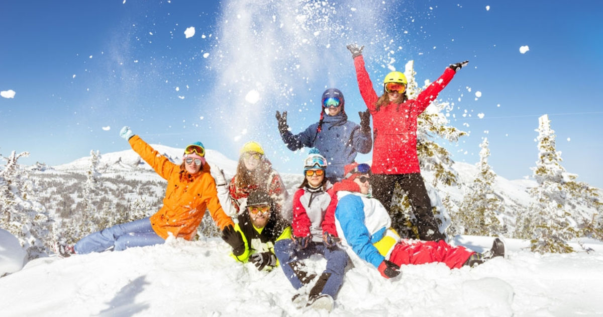 Felices vacaciones de invierno los esquiadores y snowboarder