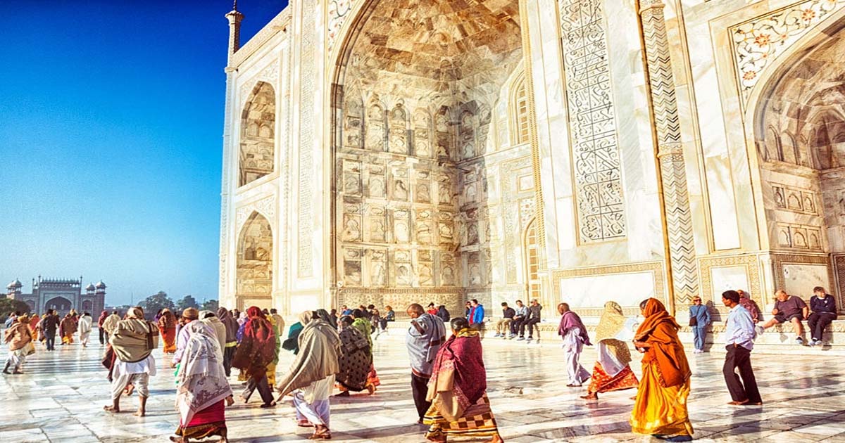  personas conociendo el magnífico Taj Mahal