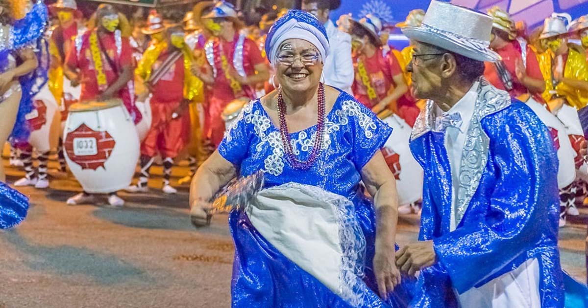 Aprecia la actuación de los personajes tradicionales del carnaval