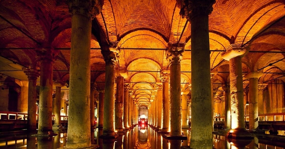 Aprecia la hermosa Catedral Cisterna de Estambul