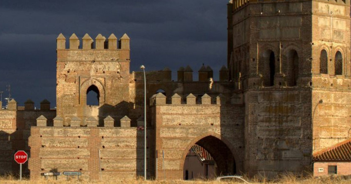 Imponentes murallas que ver en Madrigal de las Alas Torres